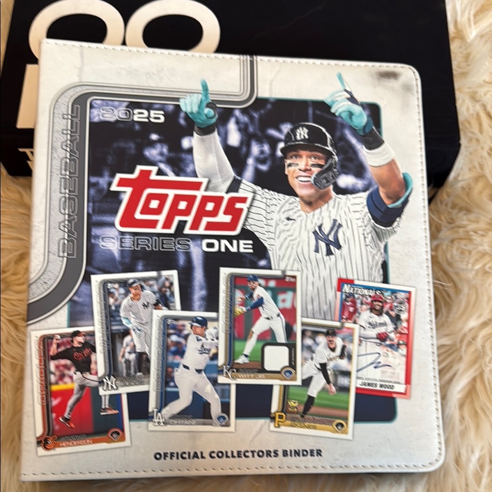 2025 Topps Series 1 Collectors Binder + Binder‎ Pages
